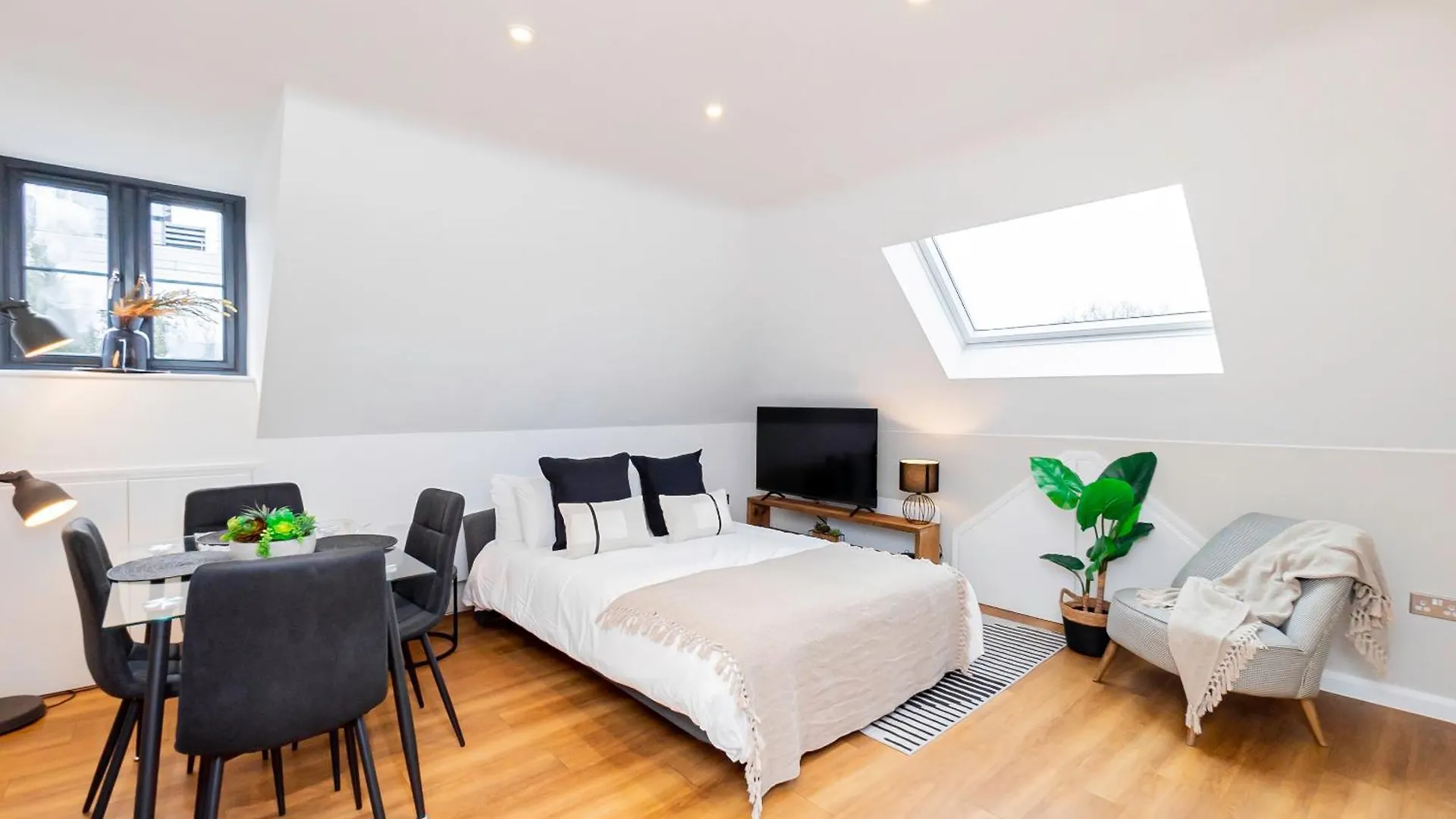 Contemporary 2-Bed Penthouse Central Stay Southampton Apartment